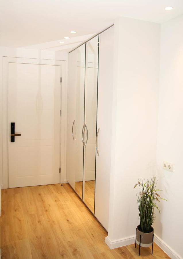 Parilament On Rustaveli 4 Rooms Tiflis Exterior foto